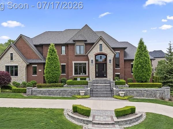 602 Wellington Circle, Rochester Hills, MI 48309
