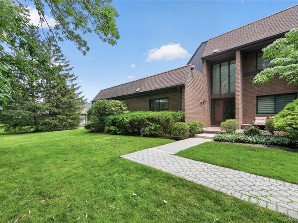 66 Chestnut Hill , Roslyn, NY 11576