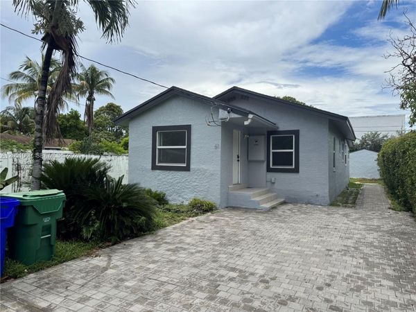 61 NW 53rd St , Miami, FL 33127