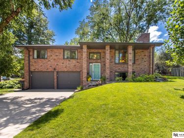6225 Oakridge Drive, Lincoln, NE 68516
