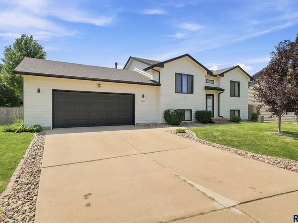 3929 S Camden Ave, Sioux Falls, SD 57106