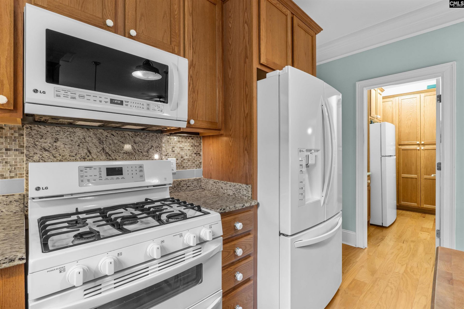 209 High Pointe Drive  Photo 14