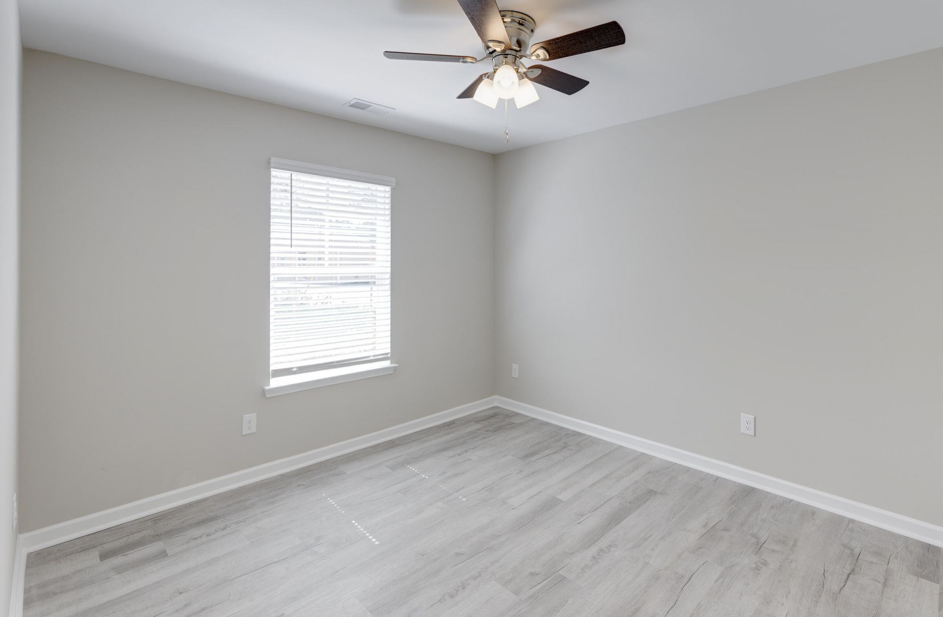 122 Thompson Street Photo 34