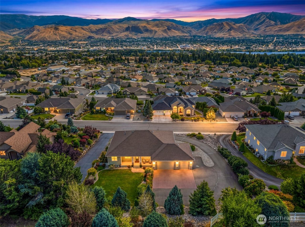 825 Briarwood Drive, East Wenatchee, WA 98802 Main Photo