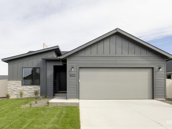 900 SW Jayhawk St, Mountain Home, ID 83647