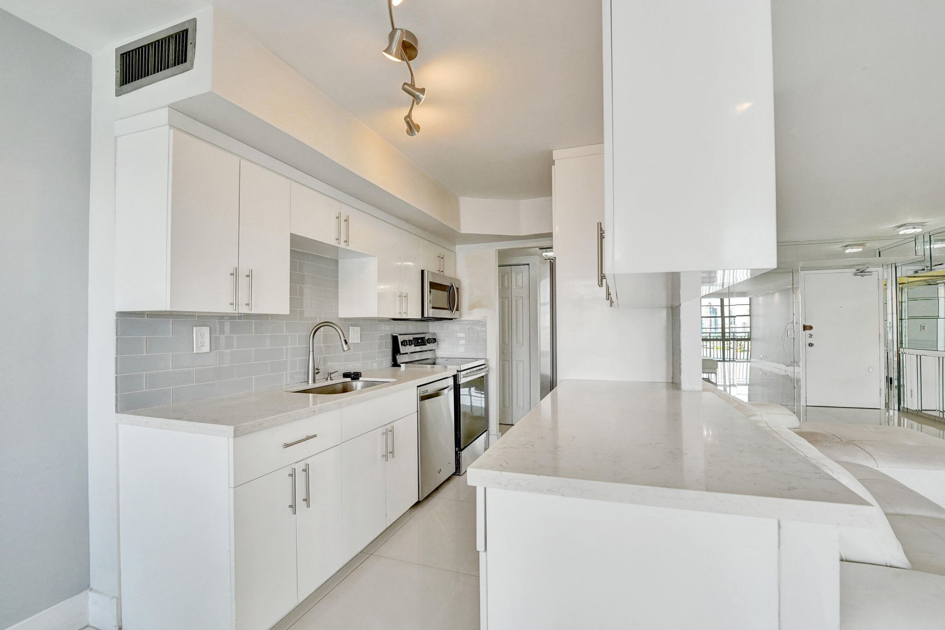 301 174th Street, Unit 1401, Sunny Isles Beach, FL 33160 Photo