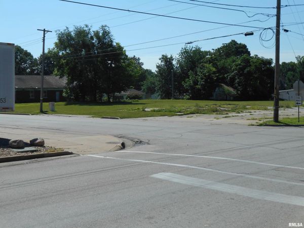 301 S JOHNSON Street, Macomb, IL 61455