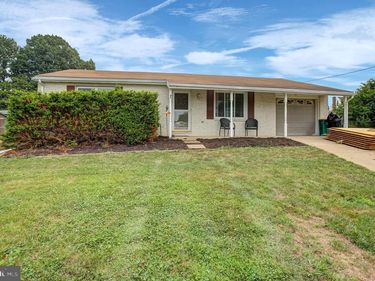 82 ROOSEVELT ARMS COURT, CHAMBERSBURG, PA 17201