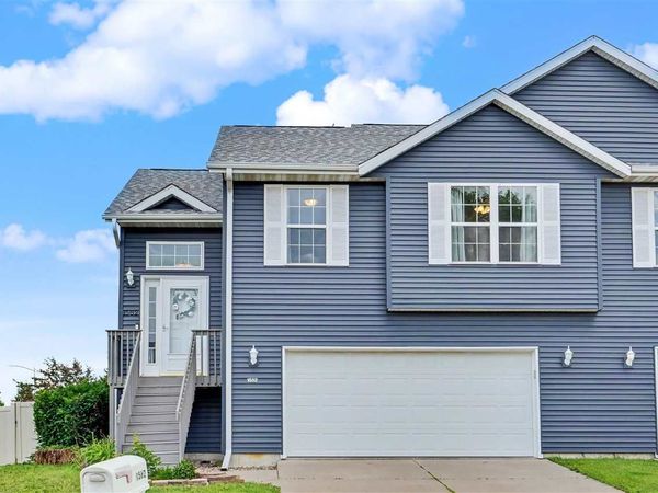 1582 Deerfield Dr., North Liberty, IA 52317