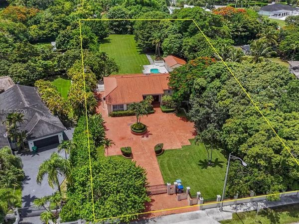 7030 Sunset Dr , Miami, FL 33143