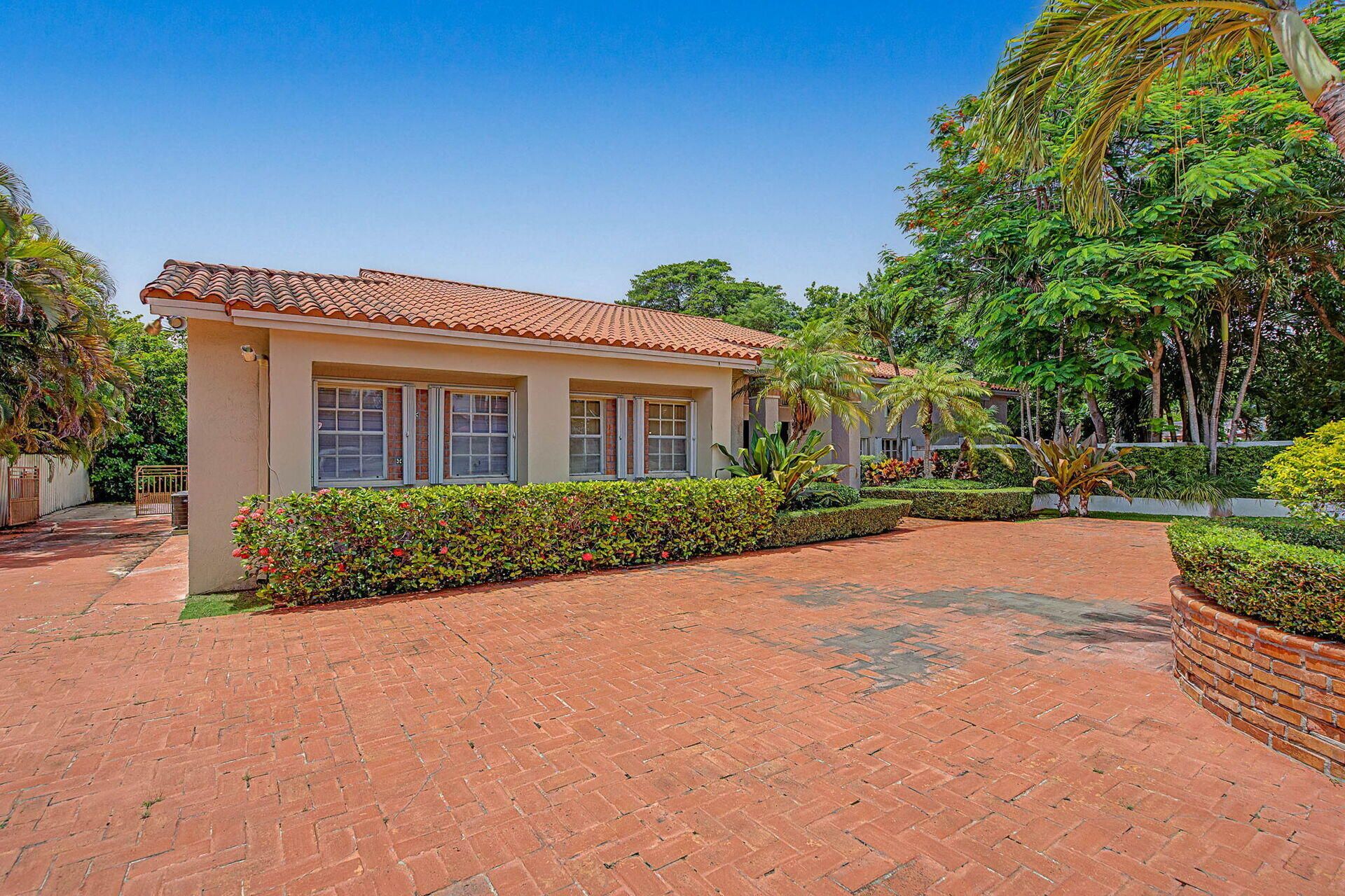 7030 Sunset Dr, Miami, FL 33143 Main Photo