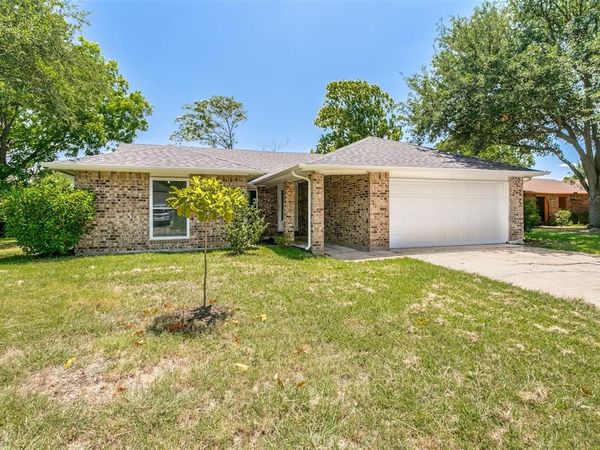 421 Goldfinch Drive , Fort Worth, TX 76108