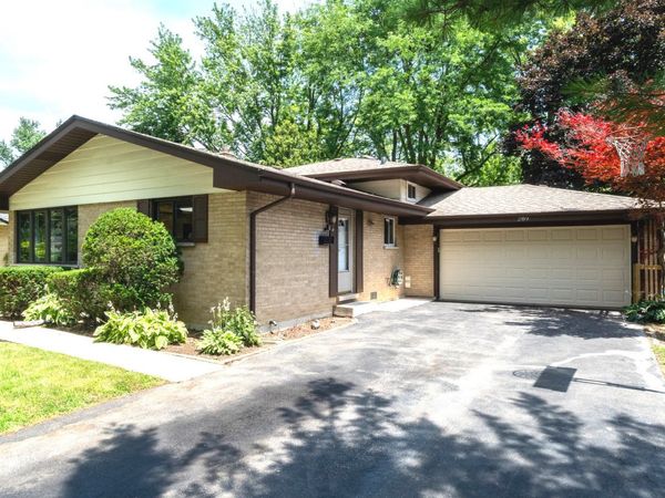 209 N Stevenson Lane , Mount Prospect, IL 60056