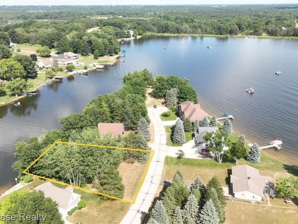 1033 Cantabrian Drive , Isabella Twp, MI 48893