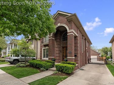 1045 Bennaville Avenue, Birmingham, MI 48009