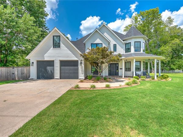 103 NE 7th Street , Bentonville, AR 72712