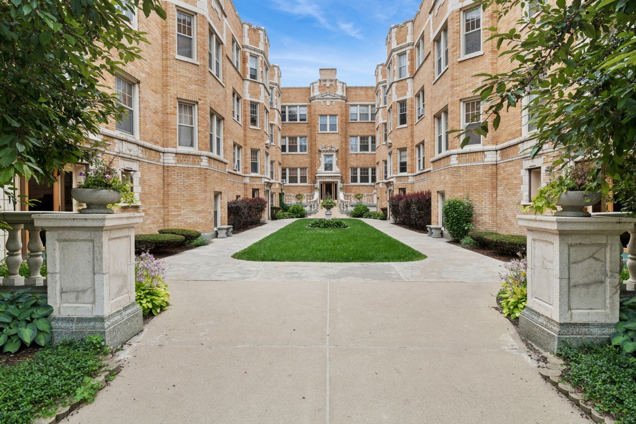 245 Washington Boulevard , Oak Park, IL 60302