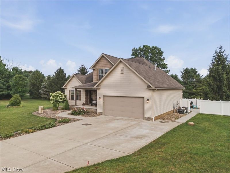 5852 Sky Ridge Avenue NE, Louisville, OH 44641 Photo 2