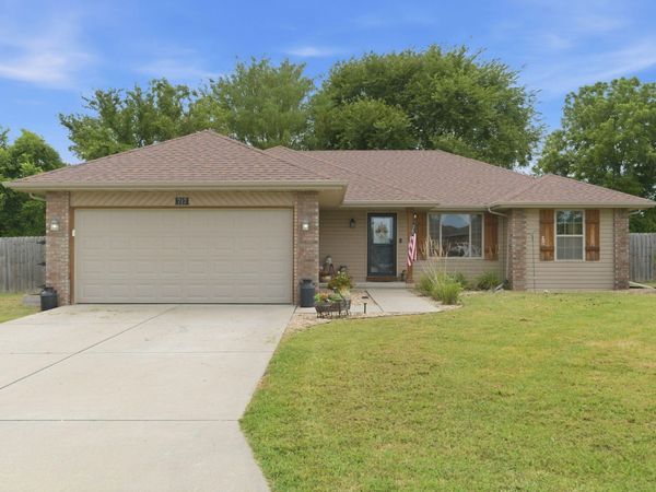717 W Lake Avenue , Clever, MO 65631
