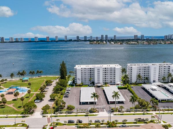 501 LAKE SHORE Drive, Unit 206, Lake Park, FL 33403