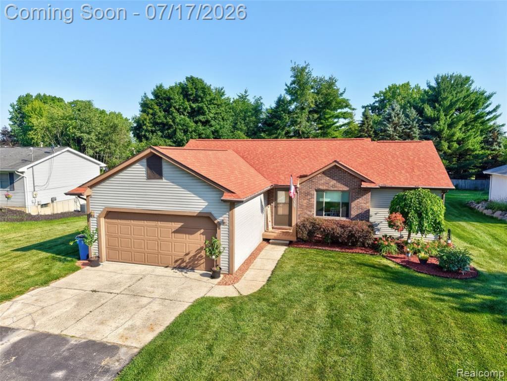 5035 Island View Drive, Fenton Township, MI 48451 Main Photo