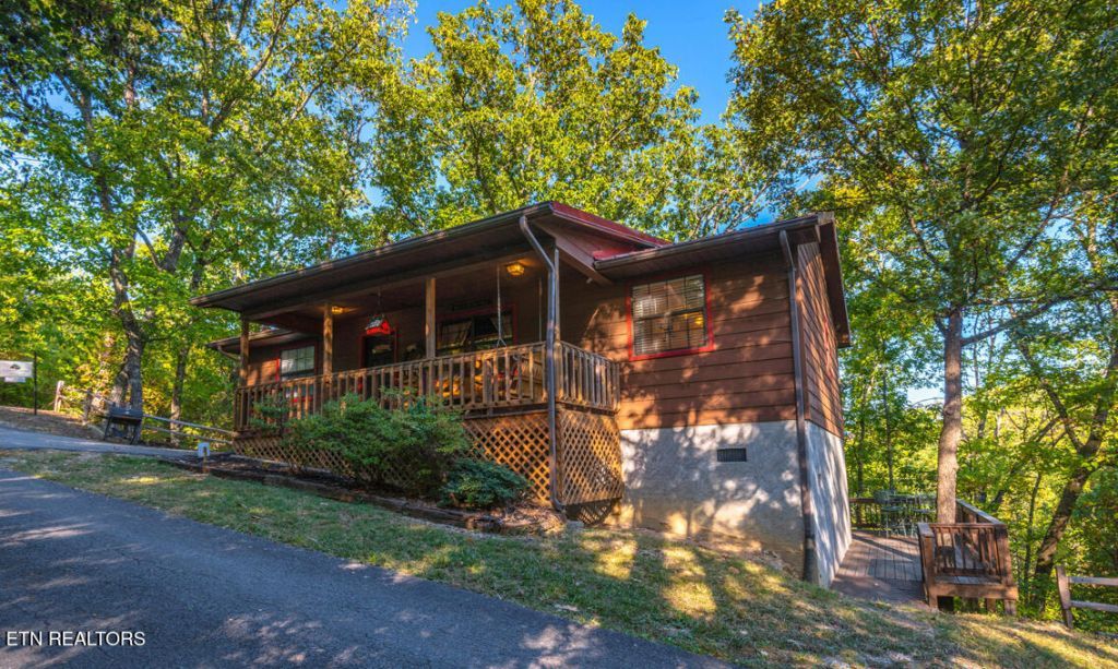 617 Iron Mountain Rd, Pigeon Forge, TN 37863 Main Photo