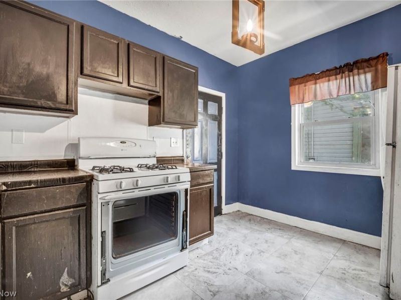 9908 Bessemer Avenue, Cleveland, OH 44104 Photo 11