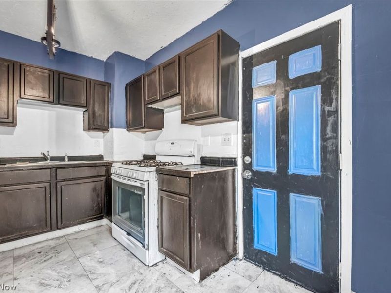 9908 Bessemer Avenue, Cleveland, OH 44104 Photo 9