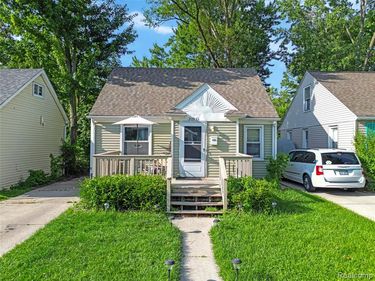 20913 Ridgemont Road, Harper Woods, MI 48225