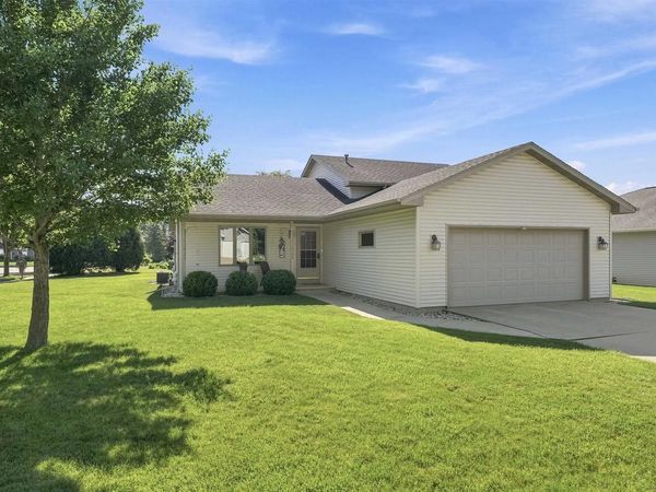 75 ROLLING GREEN CIRCLE, Oshkosh, WI 54904