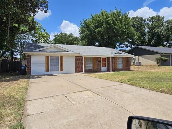 7205 Merry Lane, Fort Worth, TX 76112