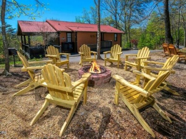 623 Iron Mountain Rd, Pigeon Forge, TN 37863