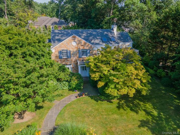 2 W Woods Road , Great Neck, NY 11020