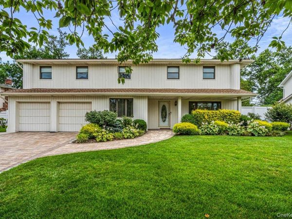 10 Clemson Lane, Woodbury, NY 11797