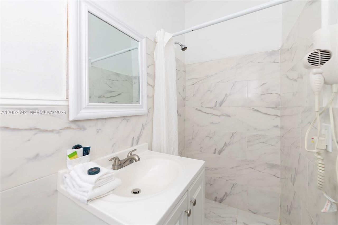 6760 Collins Ave , Unit 29, Miami Beach, FL 33141 Photo