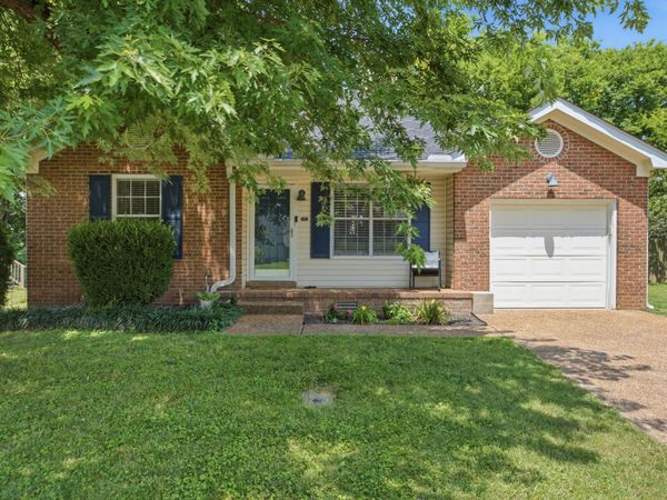365 N Birchwood Dr , Hendersonville, TN 37075