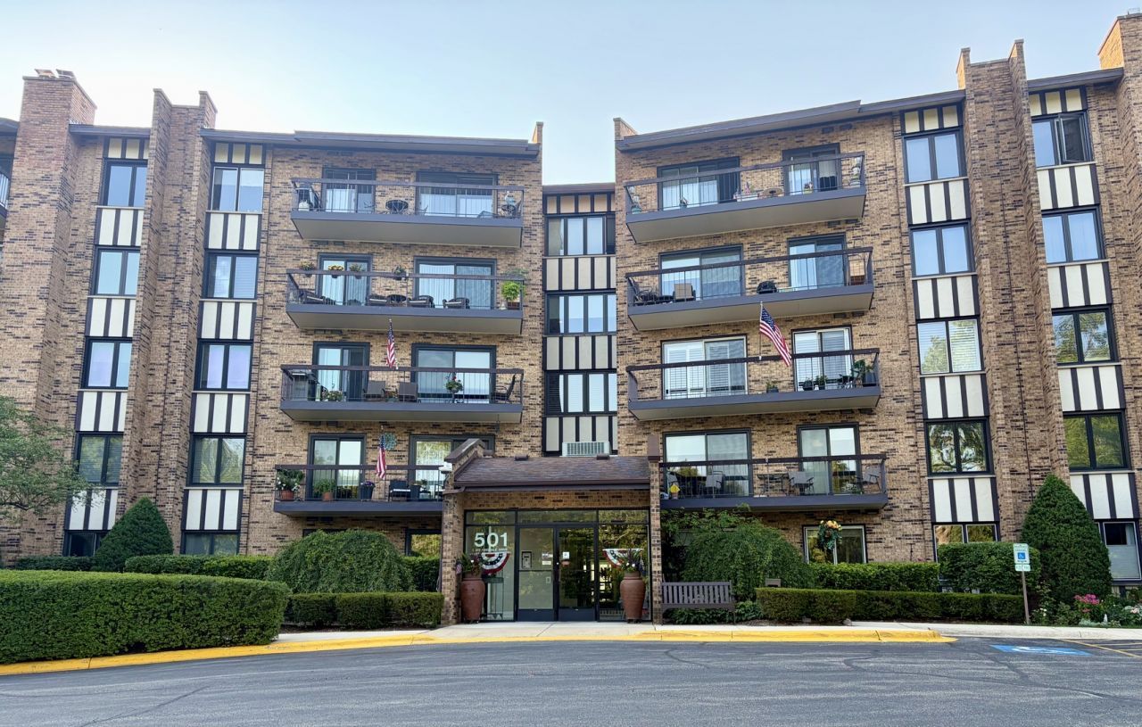 501 Lake Hinsdale Drive , Willowbrook, IL 60527