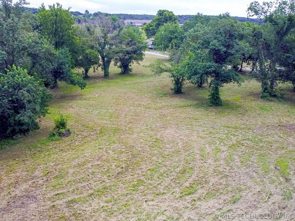 715 S Cherokee Street , Locust Grove, OK 74352