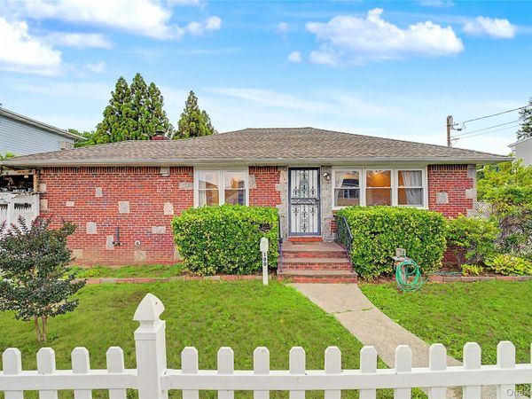 100 Memphis Avenue , Floral Park, NY 11001