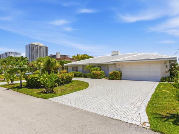 8 Castle Harbor Is , Fort Lauderdale, FL 33308