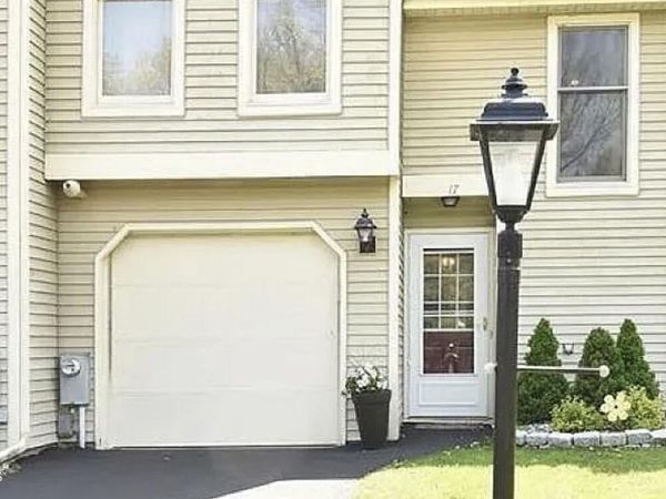 17 Cromwell Drive, Halfmoon, NY 12065