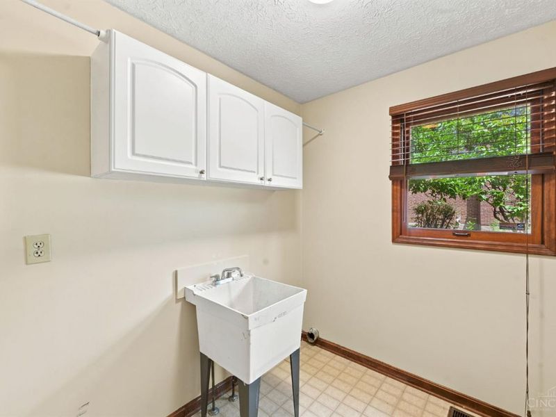 6980 Dovehill Lane, Green Township, OH 45248 Photo 25