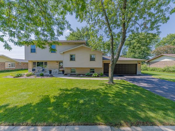 220 Pfaff Drive, Frankfort, IL 60423