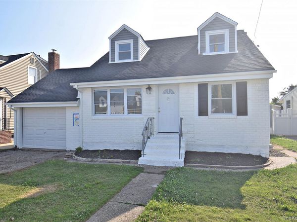240 Columbus Parkway , Mineola, NY 11501
