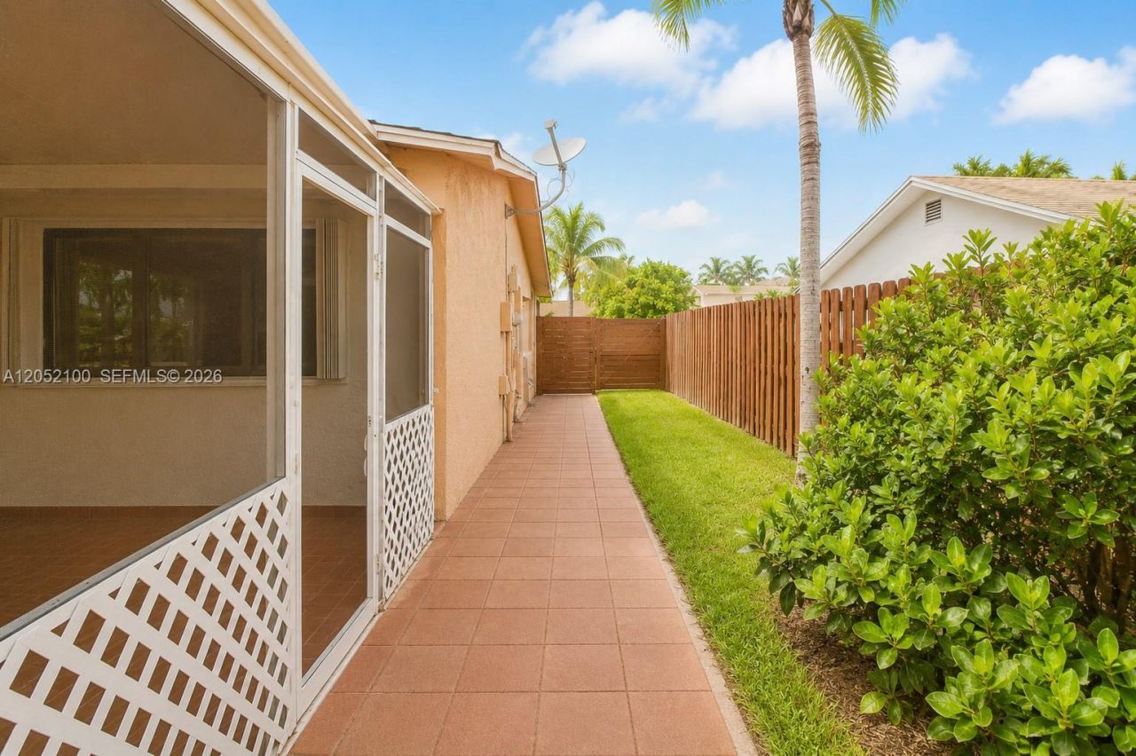 9320 NW 13th St, Pembroke Pines, FL 33024 Photo