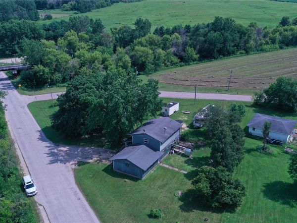 1797 Maple Way , Coggon, IA 52218