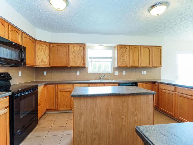 4284 Promenade Avenue , Grove City, OH 43123 Photo 8