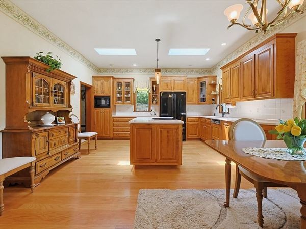 665 South St, Walpole, MA 02081
