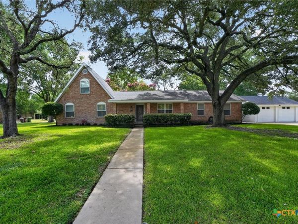 1622 Twin Island Drive , Lockhart, TX 78644