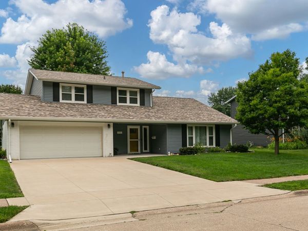 3330 Kenwood Avenue , Davenport, IA 52807